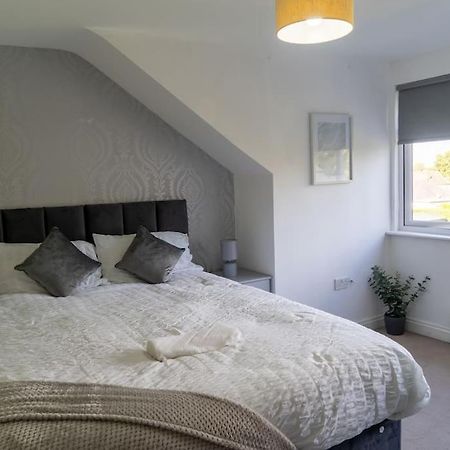 Spacious 15 Guest Home With 9 Beds In Shirley โซลิฮัล ภายนอก รูปภาพ