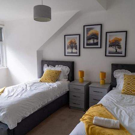 Spacious 15 Guest Home With 9 Beds In Shirley โซลิฮัล ภายนอก รูปภาพ