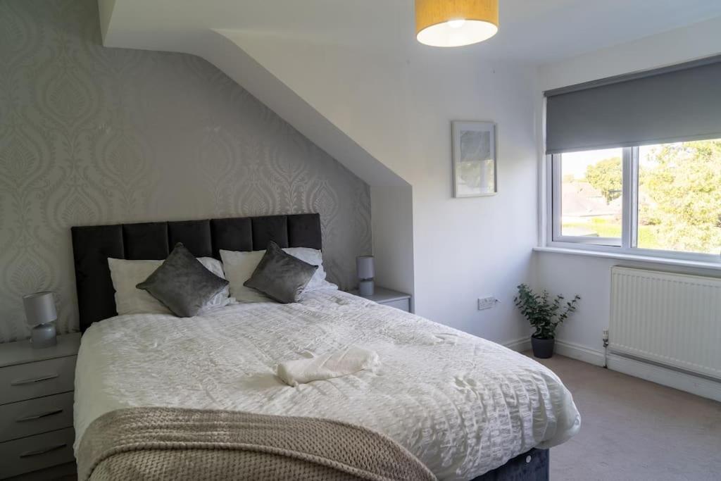 Spacious 15 Guest Home With 9 Beds In Shirley โซลิฮัล ภายนอก รูปภาพ