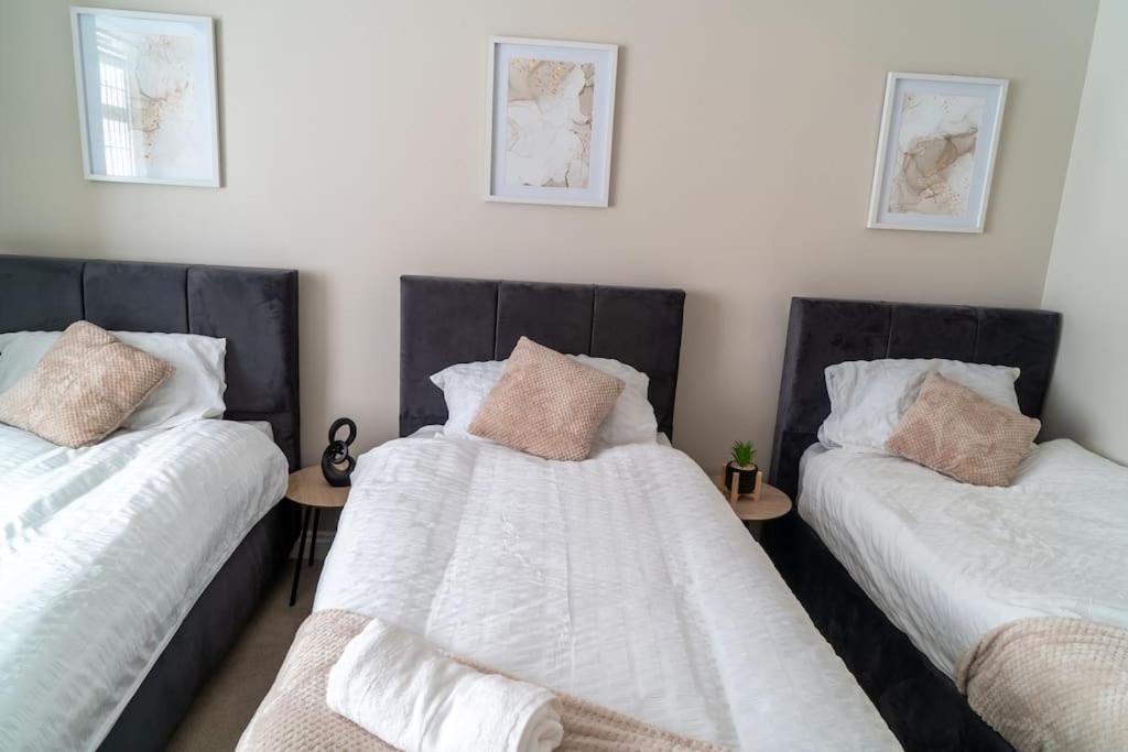 Spacious 15 Guest Home With 9 Beds In Shirley โซลิฮัล ภายนอก รูปภาพ