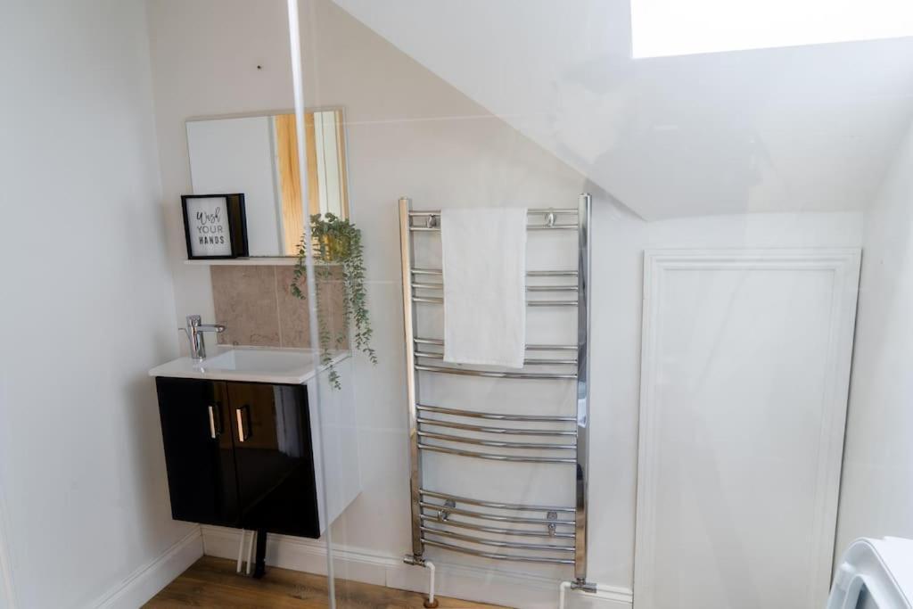 Spacious 15 Guest Home With 9 Beds In Shirley โซลิฮัล ภายนอก รูปภาพ