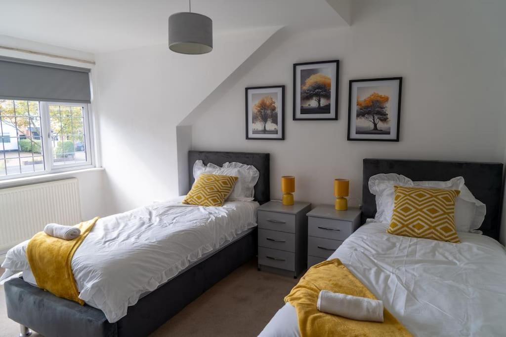 Spacious 15 Guest Home With 9 Beds In Shirley โซลิฮัล ภายนอก รูปภาพ