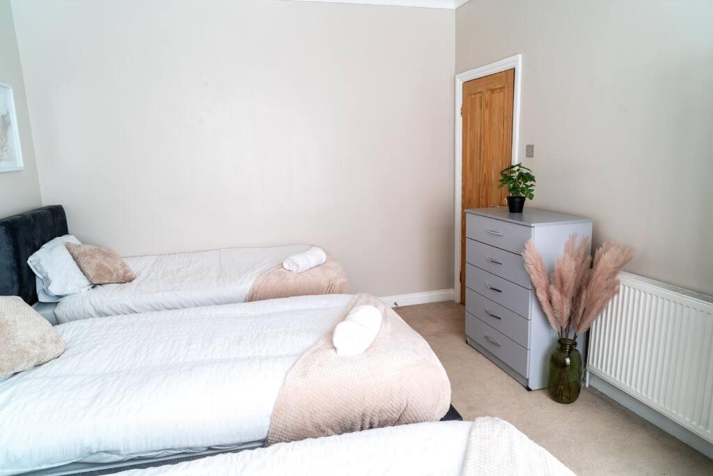 Spacious 15 Guest Home With 9 Beds In Shirley โซลิฮัล ภายนอก รูปภาพ