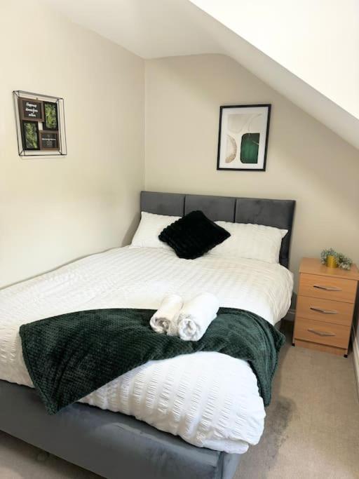 Spacious 15 Guest Home With 9 Beds In Shirley โซลิฮัล ภายนอก รูปภาพ
