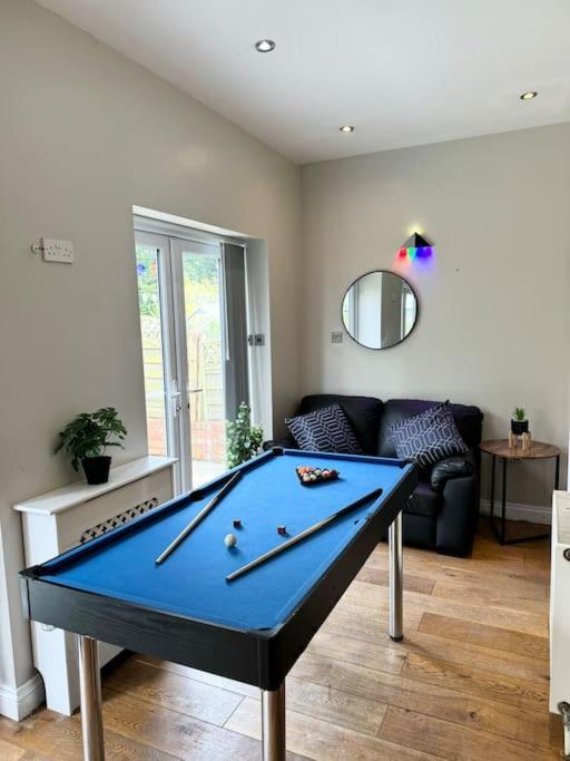 Spacious 15 Guest Home With 9 Beds In Shirley โซลิฮัล ภายนอก รูปภาพ