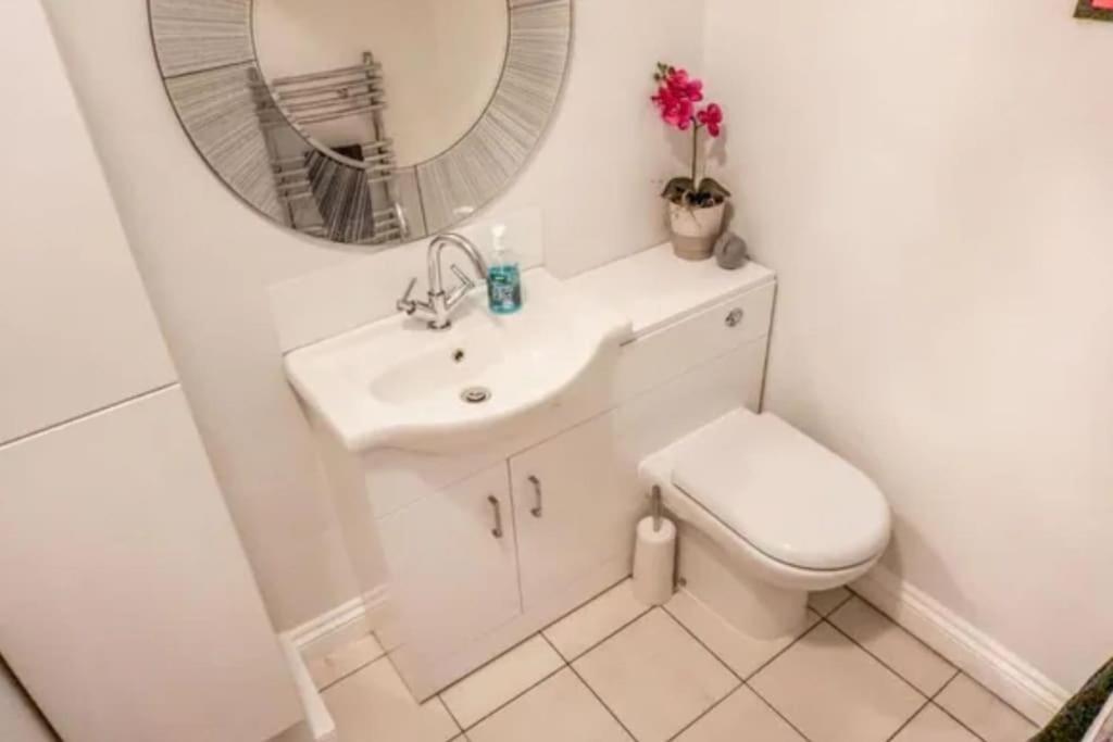 Spacious 15 Guest Home With 9 Beds In Shirley โซลิฮัล ภายนอก รูปภาพ