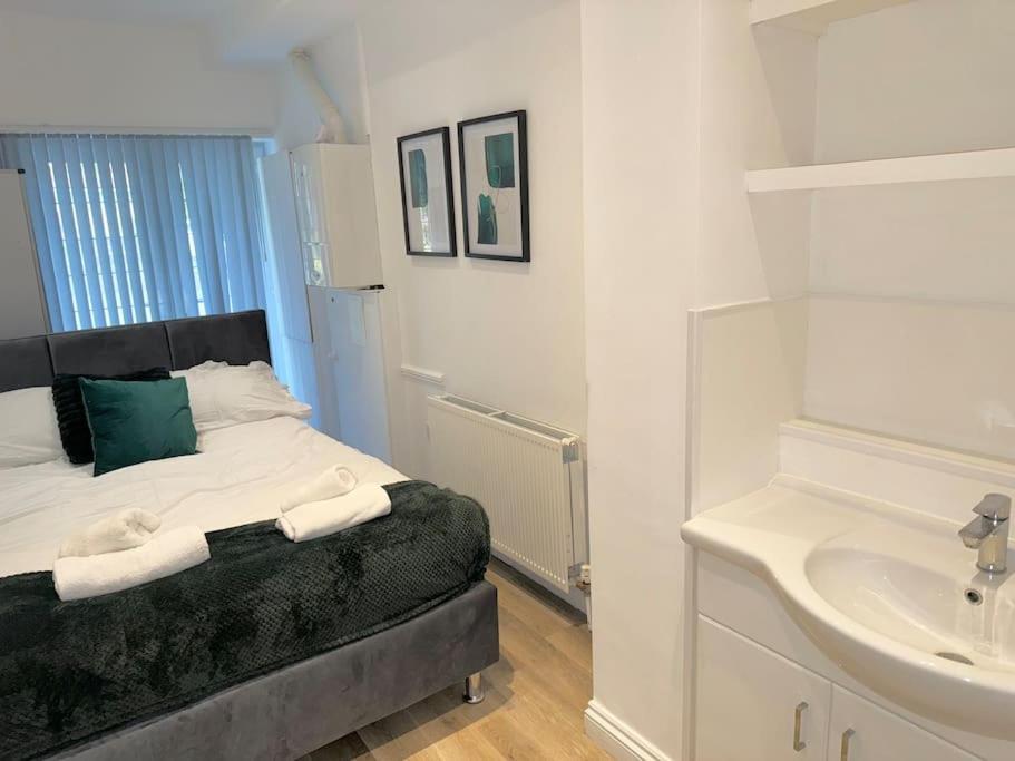 Spacious 15 Guest Home With 9 Beds In Shirley โซลิฮัล ภายนอก รูปภาพ