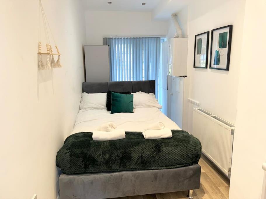 Spacious 15 Guest Home With 9 Beds In Shirley โซลิฮัล ภายนอก รูปภาพ