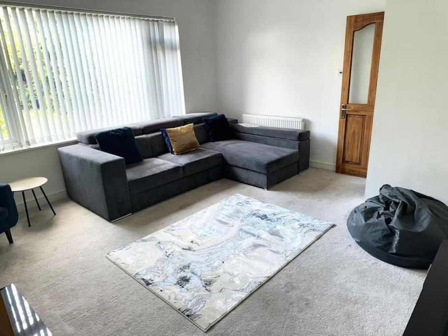 Spacious 15 Guest Home With 9 Beds In Shirley โซลิฮัล ภายนอก รูปภาพ
