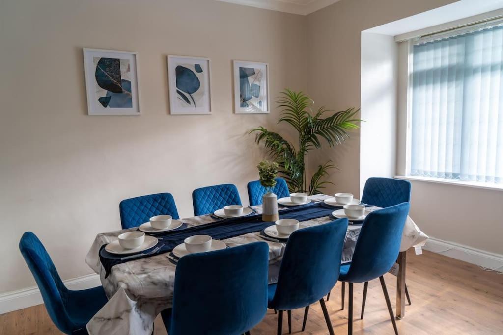 Spacious 15 Guest Home With 9 Beds In Shirley โซลิฮัล ภายนอก รูปภาพ