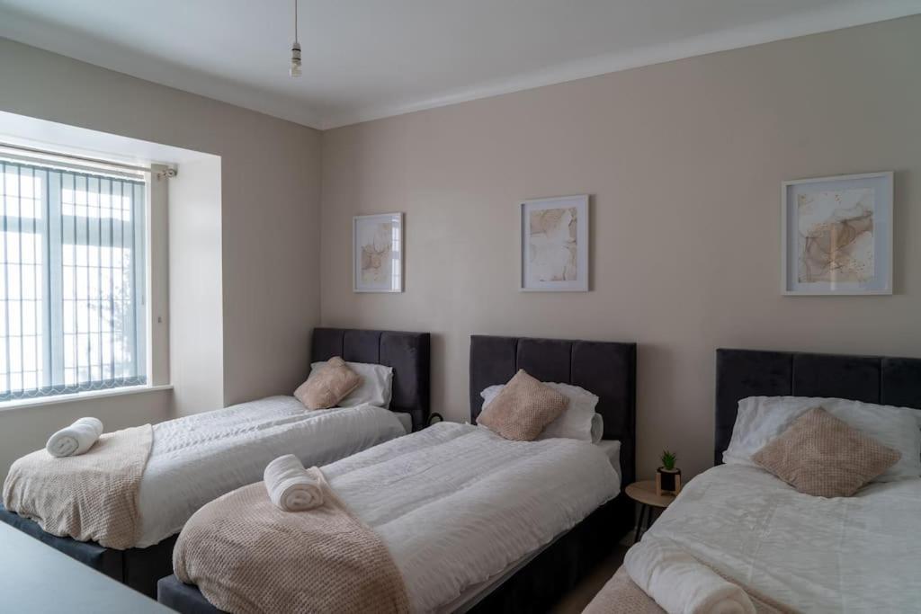 Spacious 15 Guest Home With 9 Beds In Shirley โซลิฮัล ภายนอก รูปภาพ