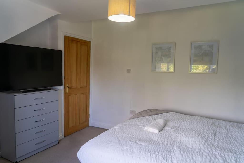 Spacious 15 Guest Home With 9 Beds In Shirley โซลิฮัล ภายนอก รูปภาพ