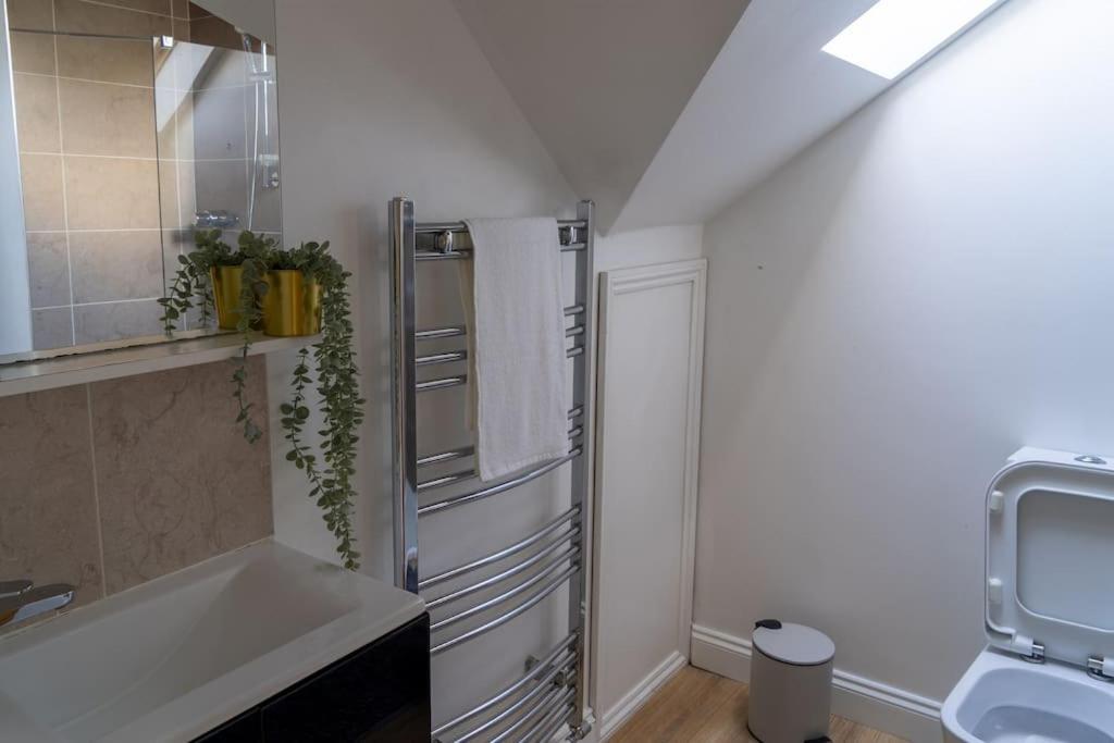 Spacious 15 Guest Home With 9 Beds In Shirley โซลิฮัล ภายนอก รูปภาพ