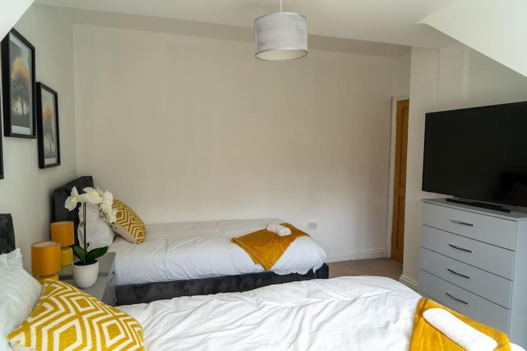 Spacious 15 Guest Home With 9 Beds In Shirley โซลิฮัล ภายนอก รูปภาพ