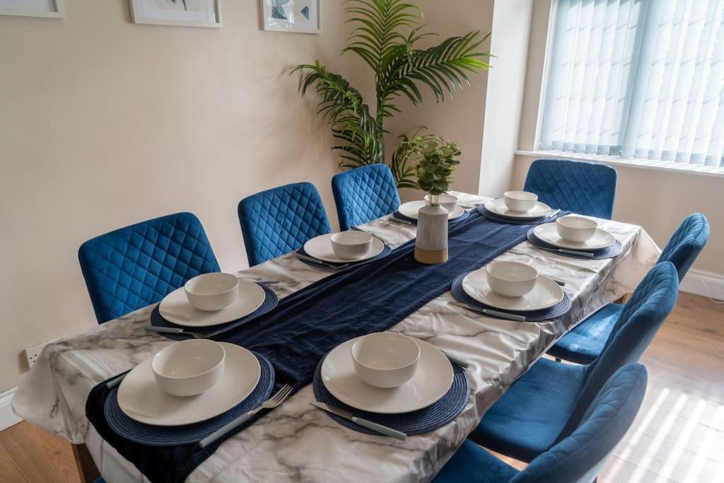 Spacious 15 Guest Home With 9 Beds In Shirley โซลิฮัล ภายนอก รูปภาพ