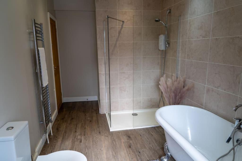 Spacious 15 Guest Home With 9 Beds In Shirley โซลิฮัล ภายนอก รูปภาพ